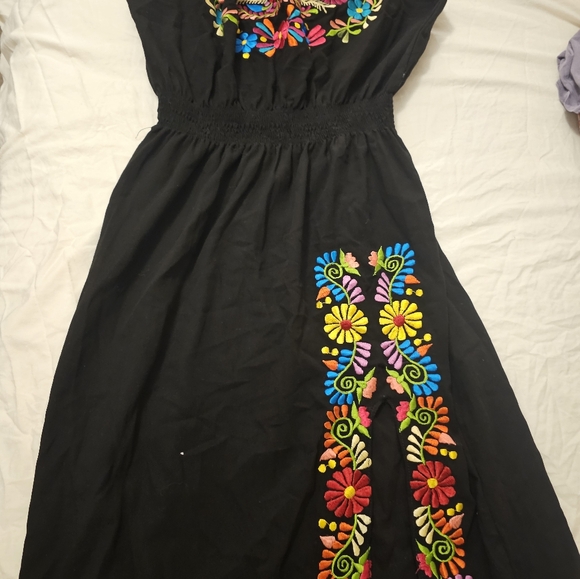 NWOT Beautiful Womens Mexican Embroided Dress - Picture 4 of 4